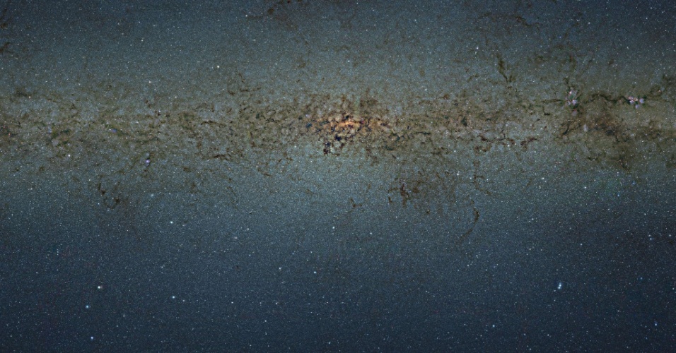 24.out.2012 - A imagem, divulgada pelo ESO (Observatório Europeu do Sul), mostra parte central da Via Láctea obtida pelo telescópio localizado no Chile. Os dados da fotografia, que foi criada pela combinação de milhares de imagens individuais, fazem parte de um estudo para analisar as estrelas individuais localizadas na parte central da Via Láctea