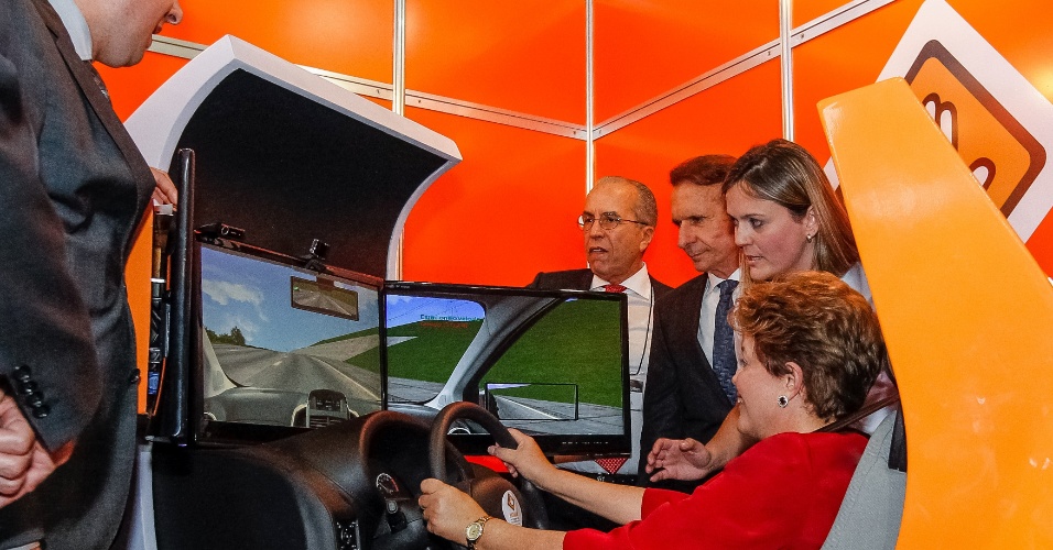 24.out.2012 - A presidente Dilma Rousseff pilota um simulador de direção durante visita a estandes na abertura oficial do 27º Salão do Automóvel de São Paulo, nesta quarta-feira (24)