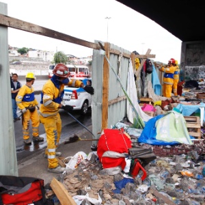 Em 24 de outubro, a Secretaria Municipal de Assistência Social retirou para acolhimento 63 usuários de crack no acesso à favela Parque União - Pablo Jacob / Agencia O Globo