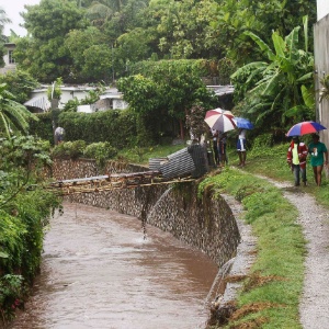 Jamaicanos se protegem da chuva - Gilbert Bellamy/Reuters
