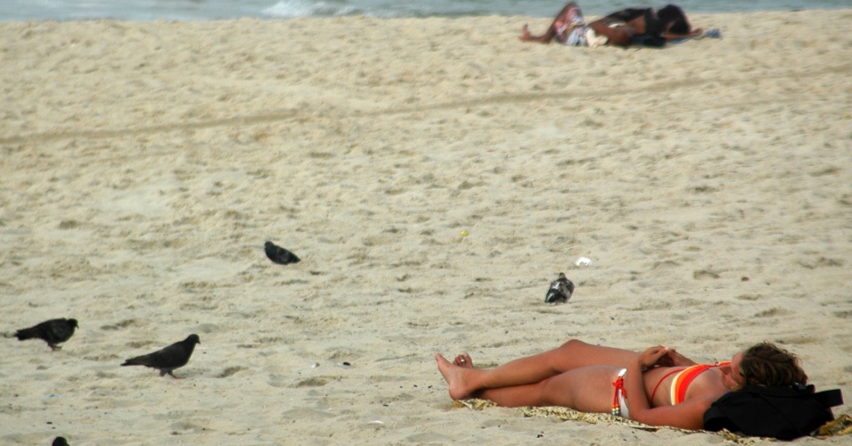 24.out.2012 - Mesmo com tempo nublado, banhista aproveita praia em Ipanema, na manhã desta quarta-feira (24), no Rio de Janeiro (RJ)