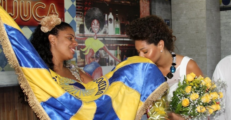 A atriz Juliana Alves foi anunciada como a nova rainha da bateria da escola de samba carioca Unidos da Tijuca (24/10/12). O evento aconteceu na Cidade do Samba, centro do Rio. Juliana recebeu flores da porta-bandeira Giovanna - Foto Rio News
