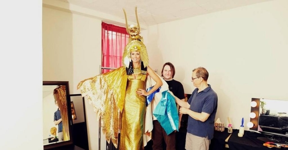 A modelo e apresentadora Heidi Klum divulgou uma imagem da fantasia de Cleópatra que irá usar na festa de Halloween (23/10/12). A data é comemorada no dia 31 de outubro nos Estados Unidos