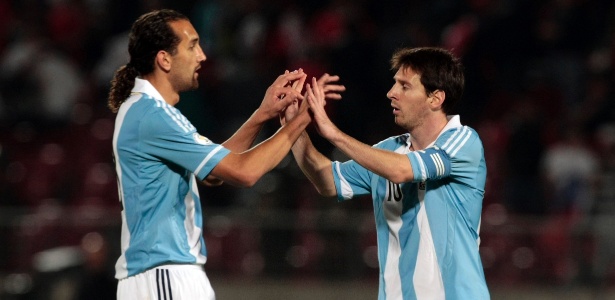 Barcos comemora gol da Argentina contra o Chile com Lionel Messi - AP Photo/Luis Hidalgo