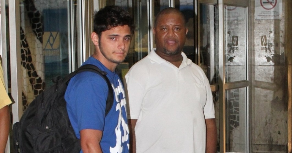 Bruno Gissoni desembarca de chinelo no Aeroporto Tom Jobim, Rio de Janeiro (23/10/12)
