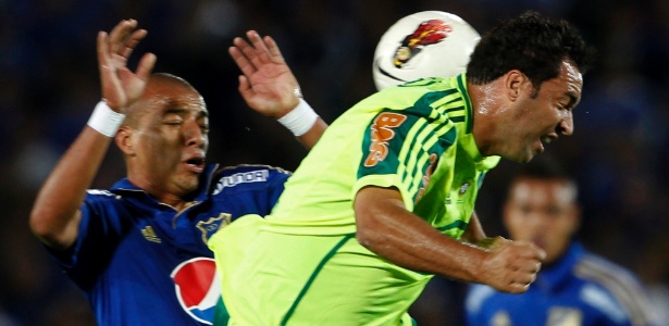 Daniel Carvalho, do Palmeiras, tenta a cabeçada durante partida contra o Millonarios - Jose Miguel Gomez/Reuters