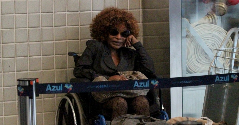 Elza Soares embarca no aeroporto Santos Dumont no Rio, com auxílio de uma cadeira de roda. A cantora tem sentido dificuldades para andar por conta de uma torção no tornozelo (24/10/12)