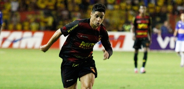 Lateral direito Cicinho deixou a Europa para jogar pelo Sport, do Recife - Site oficial do Sport