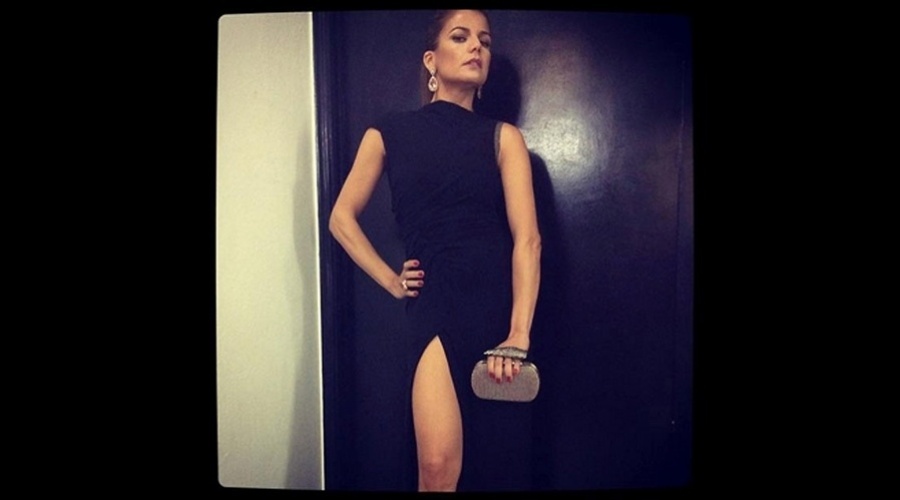 Nívea Stelmann repetiu a famosa pose que Angelina Jolie fez no tapete vermelho do Oscar deste ano e divulgou a imagem por meio de sua página do Twitter (24/10/12). Na foto a atriz aparece trajando um vestido preto com generosa fenda na perna. "Se achando a Angelina Jolie", escreveu ela no microblog