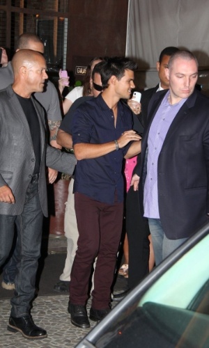 O ator Taylor Lautner , astro de "Crepúsculo", janta em restaurante no Leblon, Rio de Janeiro (24/10/12)