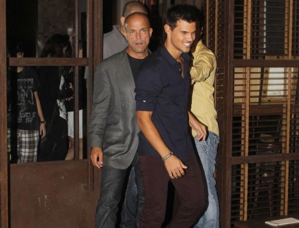 O ator Taylor Lautner , astro de "Crepúsculo", janta em restaurante no Leblon, Rio de Janeiro (24/10/12)