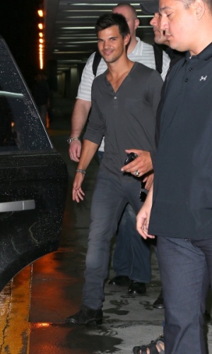 O ator Taylor Lautner, astro de "Crepúsculo", desembarca no Aeroporto Internacional Tom Jobim, no Rio de Janeiro (23/10/12)
