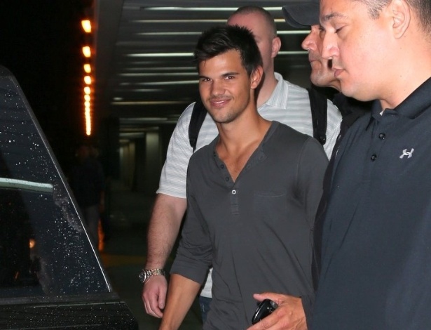 O ator Taylor Lautner, astro de "Crepúsculo, desembarca no Aeroporto Internacional Tom Jobim, no Rio de Janeiro (23/10/12)