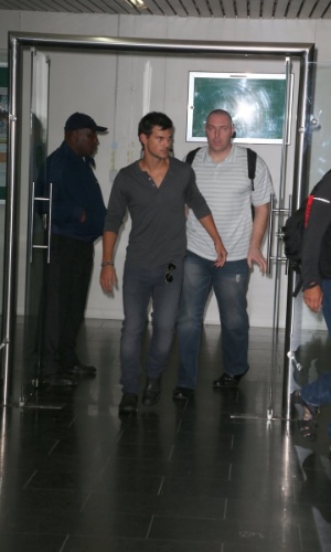 O ator Taylor Lautner, astro de "Crepúsculo, desembarca no Aeroporto Internacional Tom Jobim, no Rio de Janeiro (23/10/12)