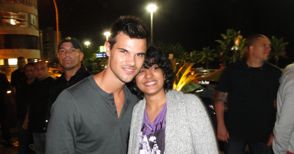 O ator Taylor Lautner, astro de "Crepúsculo, posa com fãs no Rio de Janeiro (23/10/12)