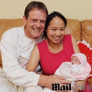 Poh Parcell, seu marido Colin e a filha Angolina  - Reprodução Daily Mail/Ross Parry Agency