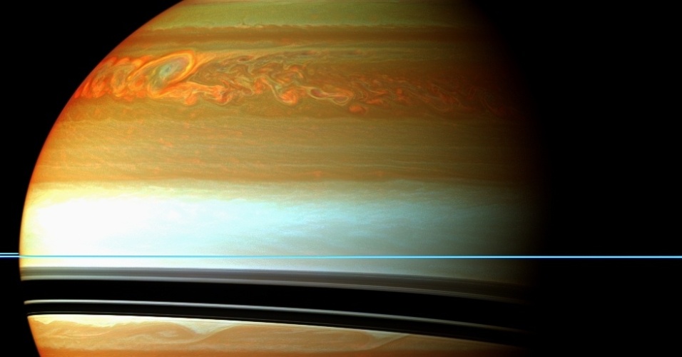 25.out.2012 - A Sonda Cassini, da Nasa (Agência Espacial Norte-Americana), monitora os resultados em Saturno após uma rara tempestade gigante, detectada entre dezembro de 2010 e agosto de 2011. Mesmo com sinais visíveis do fim do fenômeno, medições infravermelhas da sonda revelam os poderosos efeitos na estratosfera do planeta, como as manchas coloridas sobre o Hemisfério Norte que indicam o fim da cauda da tempestade. Segundo análise divulgada nesta quinta-feira pela Nasa, o brilho do vórtice deve persistir na atmosfera de Saturno até 2013