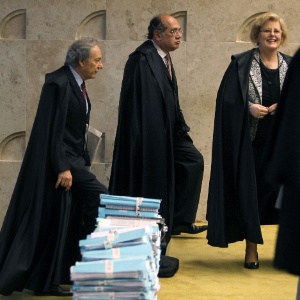 Ministros do STF entram em plenário para sessão do julgamento do mensalão no último dia 25 - Roberto Jayme/UOL