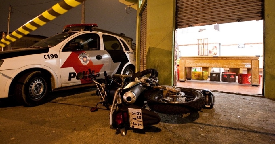 25.out.2012 - Moto de policial militar que foi morto a tiros dentro de um bar na Rua Frederico Martins da Costa Carvalho, na região de Sapopemba, na zona sul de São Paulo (SP)