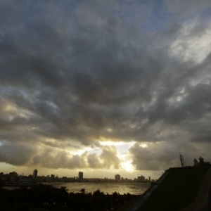 Nuvens encobrem céu em Havana (Cuba) nesta quinta-feira (25). O furacão Sandy chegou à ilha com ventos de até 175 km/h