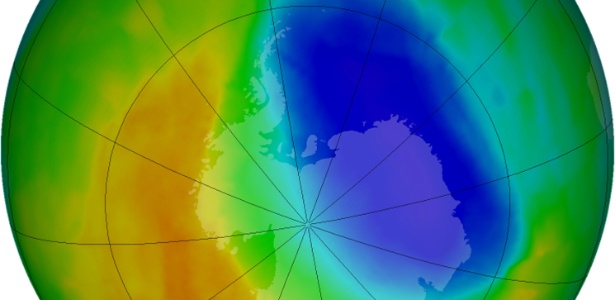 O buraco na camada de ozônio em 2012 sobre a Antártida: ele se forma anualmente entre setembro e outubro. A imagem da Nasa, colorida artificialmente, mostra as regiões com menos ozônio na mancha roxa e as com mais em amarelo e vermelho (25.out.2012) - Reuters/Nasa