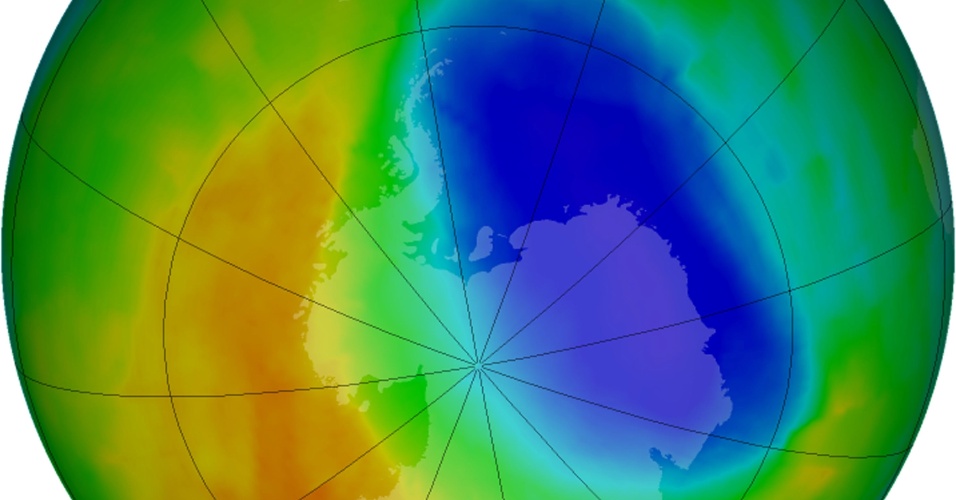 25.out..2012 - O buraco na camada de ozônio em 2012 sobre a Antártida, que se forma anualmente entre setembro e outubro, foi o segundo menor em 20 anos devido a temperaturas menos frias, informou esta quarta-feira (24) a Agência Americana Oceanográfica e Atmosférica (NOAA, na sigla em inglês). A imagem da Nasa, colorida artificialmente, mostra as regiões com menos ozônio (a mancha roxa) e as com mais (em amarelo e vermelho)