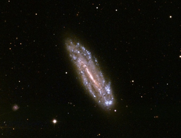 25.out.2012 - O observatório de raios X Chandra detectou um mini buraco negro supermassivo no centro da galáxia espiral NGC 4178, a 55 milhões de anos-luz da Terra, informou a Nasa (Agência Espacial Norte-Americana) nesta quinta-feira (25). A análise feita com raios infravermelhos indica que a massa dele, cerca de 200 mil vezes maior que a do Sol, é uma das menores nesta categoria