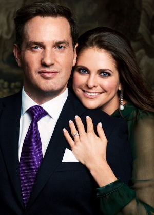 A princesa sueca Madeleine posa ao lado do noivo, o financista Christopher O"Neill, em Estocolmo - AFP/Família real sueca
