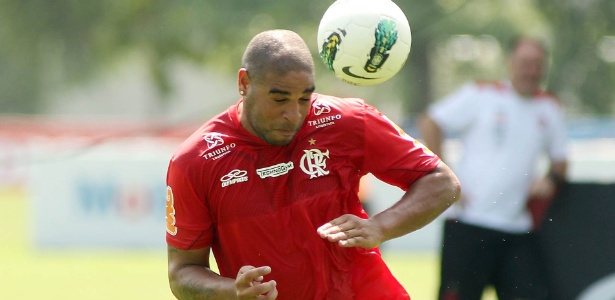 Adriano cabeceia bola durante treino de finalizações do Flamengo no Ninho do Urubu - Maurício Val/VIPCOMM