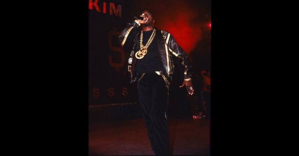 Antes da existência de marcas como a FUBU e de grifes de MCs, havia um estilista chamado Dapper Dan que era famoso por manter uma loja que funcionava 24 horas por dia no Brooklyn, em Nova York, onde costurava roupas elegantes que podiam trazer estampadas logos de diversas grifes, no melhor estilo pirata de luxo. Na foto acima, o MC Rakim usa visual esportivo customizado por Dan - Ernie Panicioli / "Free Stylin'"