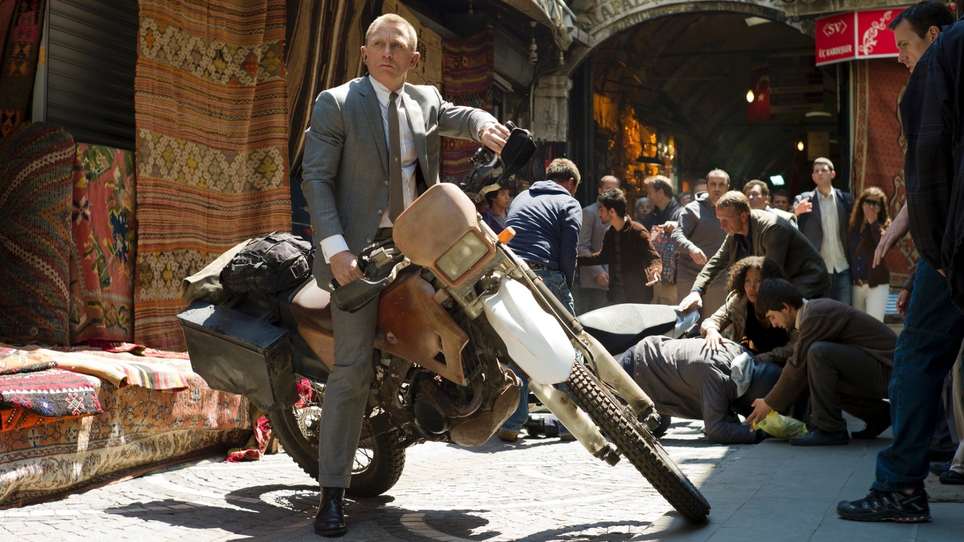 Daniel Craig anda de moto em cena de Em "007 - Operação Skyfall" - Divulgação