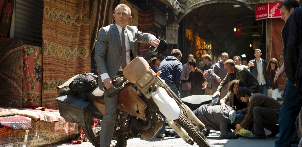Daniel Craig anda de moto em cena de Em "007 - Operação Skyfall" - Divulgação