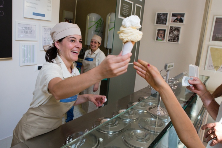 Duas colheres de sorvete na gelateria Alberto Marchetti