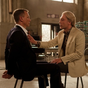 Em cena de "007 - Operação Skyfall", o vilão Silva (Bardem) aprisiona James Bond (Craig) - Divulgação
