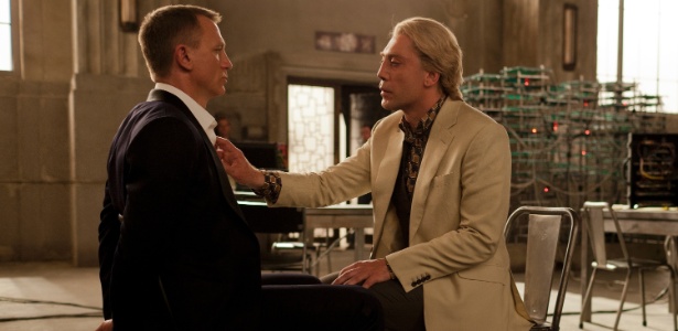 Em cena de "007 - Operação Skyfall", o vilão Silva (Javier Bardem) aprisiona Bond (Daniel Craig) - Divulgação