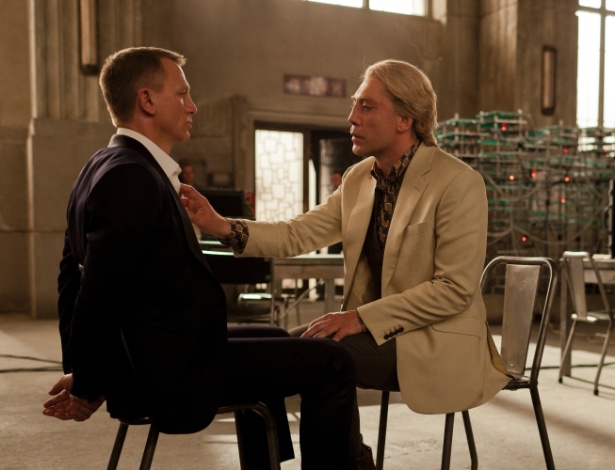 Em cena de "007 - Operação Skyfall", o vilão Silva (Javier Bardem) aprisiona James Bond (Daniel Craig) - Divulgação