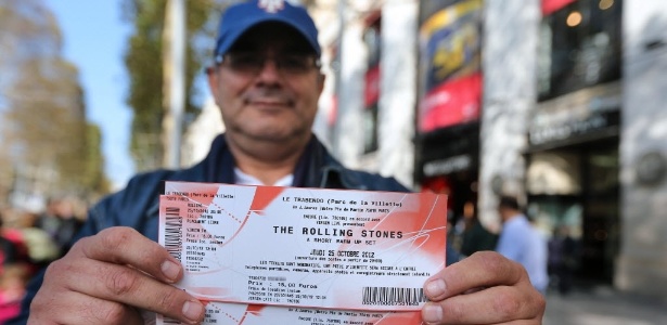 Francês mostra ingressos de show surpresa do Rolling Stones, realizado nesta quinta (25) - AFP PHOTO / THOMAS SAMSON