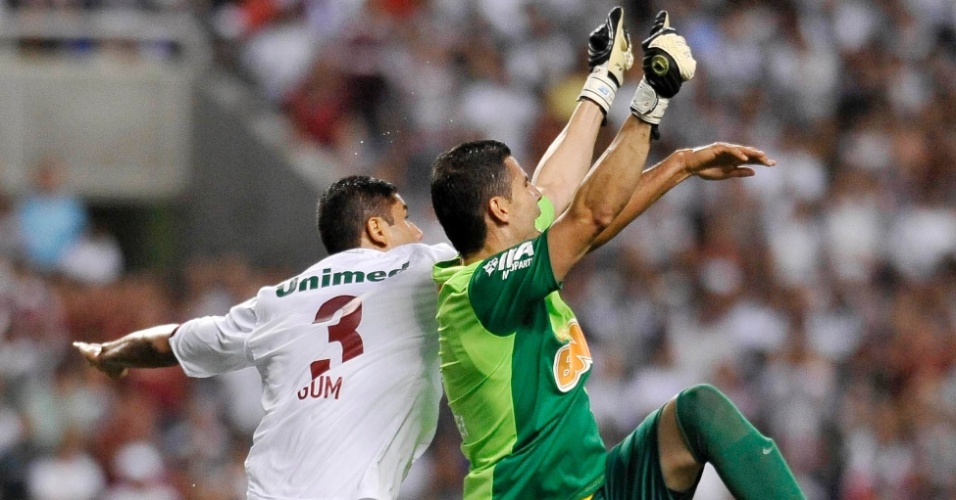 Gum e Vanderlei disputam pela bola durante a partida entre Fluminense e Coritiba no Engenhão