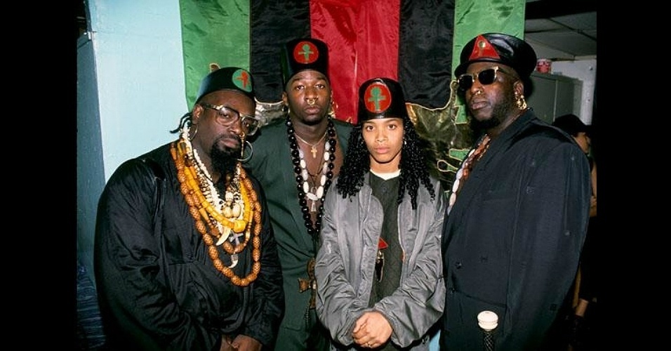 Integrantes do X-Clan posam com visual de inspiração afro. "Para minimizar o materialismo demonstrado por artistas famosos, rappers mais conscientes como o grupo X-Clan e o Native Tongues escolheram usar medalhões africanos de couro em vez de joias douradas", conta Elena Romero no livro "Freestylin'" - Ernie Panicioli / "Free Stylin'"