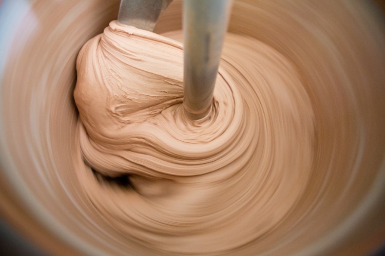 Massa de gelato de chocolate é preparada em máquina da Alberto Marchetti