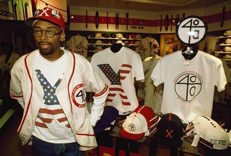 O cineasta Spike Lee também teve uma loja pioneira voltada ao público do hip hop, na qual inicialmente eram vendidos roupas e objetos relacionados a seus filmes, e depois moda urbana em geral. Na foto, o cineasta posa na sua Spike"s Joint no Brooklyn, Nova York, em 1992  - John Van Hasselt/Sygma/Corbis / "Free Stylin'"