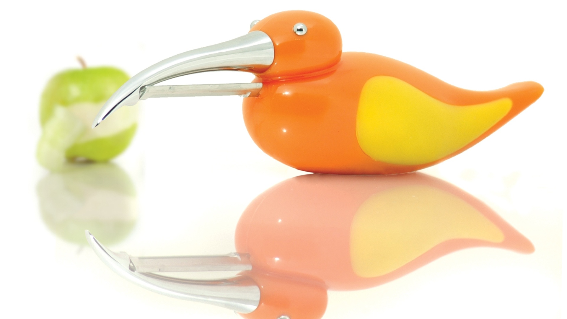 O descascador de vegetais em formato de passarinho é fabricado em plástico e aço inox. O utensílio possui lâmina com corte dos dois lados e custa R$ 33,90 na Wac Wac (www.wacwac.com.br) I Preços pesquisados em outubro de 2012 e sujeitos a alterações - Divulgação