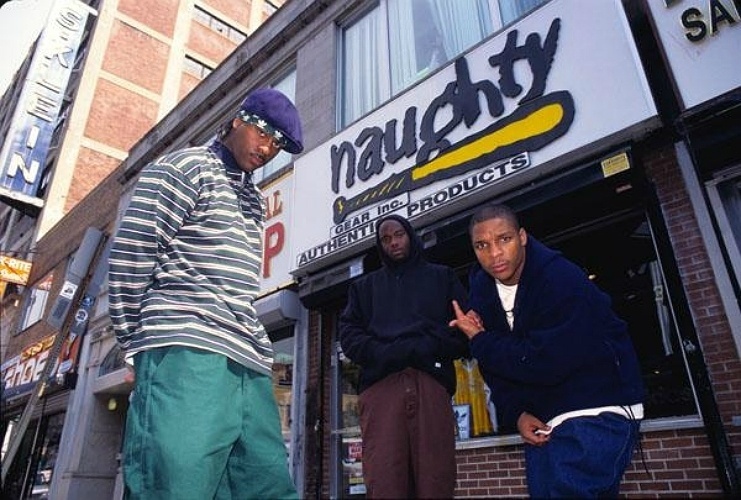 O grupo Naughty by Nature, do hit "Hip Hop Hooray", tinha uma loja de roupas na década de 1990 que vendia sua própria marca. O comércio fez parte da primeira onda de grifes de rappers e ficava em Nova Jersey - Ernie Panicioli / "Free Stylin'"