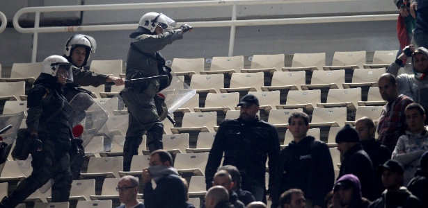 Torcida da Lazio entrou em confronto com a polícia durante jogo contra o Panathinaikos - AP