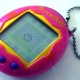Também portátil, mas mais carismático, o Tamagotchi era popularmente chamado de "Bichinho virtual". Era preciso alimentar e dar outros cuidados para a criatura virtual crescer - Reprodução