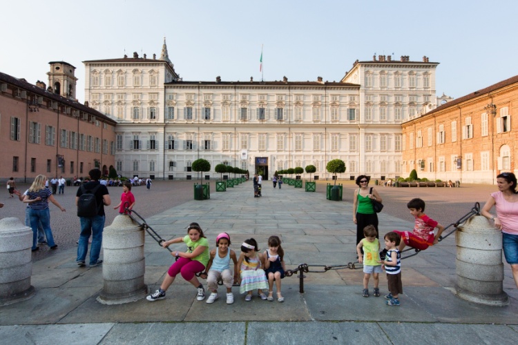 Turistas passeiam pela Piazza Castello, onde está situado o Palazzo Reale, em Turim