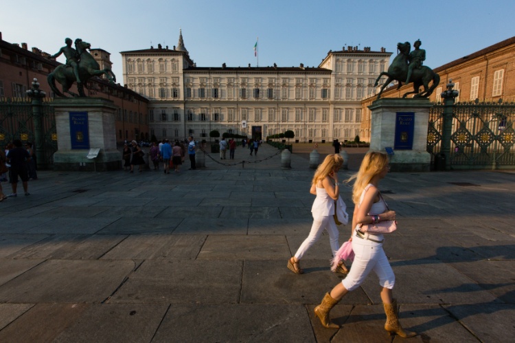 Visitantes passam em frente ao Palazzo Reale, em Turim