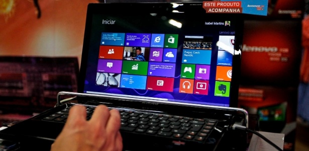 Consumidor manuseia laptop com Windows 8 em evento de lançamento na cidade de São Paulo (SP) - Leandro Moraes/UOL