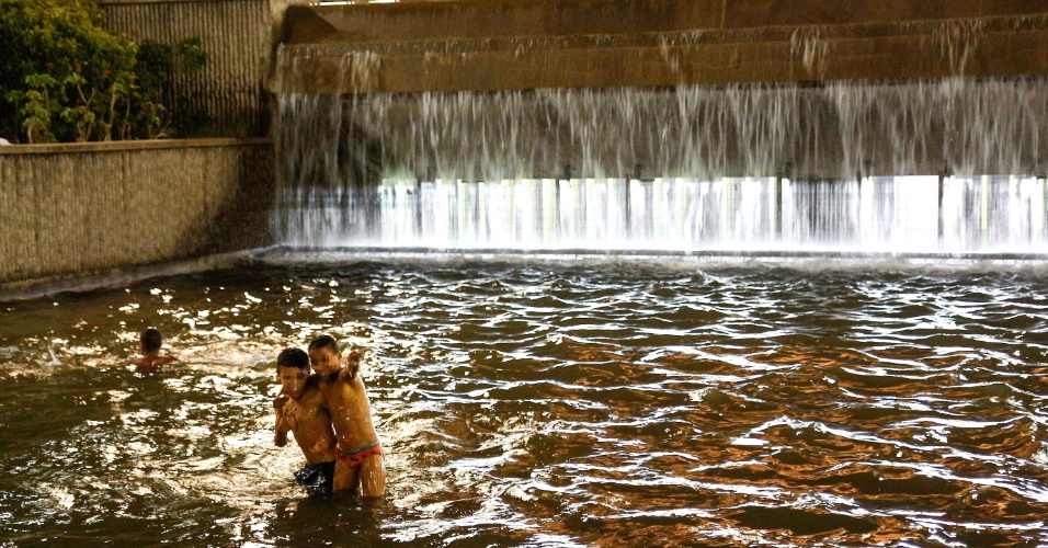 26.out.2012 - Crianças tomam banho em fonte na praça da Sé, no centro de São Paulo (SP)