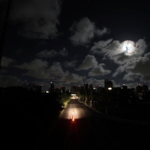 Veículos circulam em avenida de Recife (PE) às escuras - Guga Matos/JC Imagem